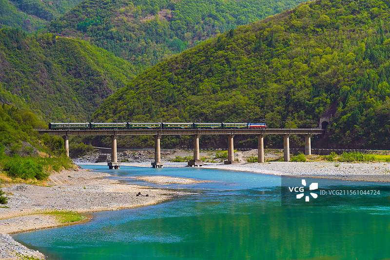 陕西略阳：公益慢火车穿行秦巴山区图片素材