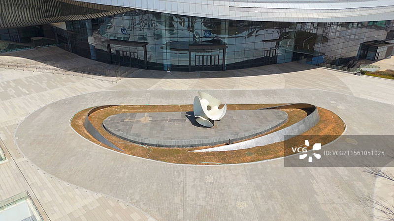 航拍山东烟台开发区八角湾国际会展中心自由贸易试验区烟台片区城市建筑道路车流科技发展风景图片素材