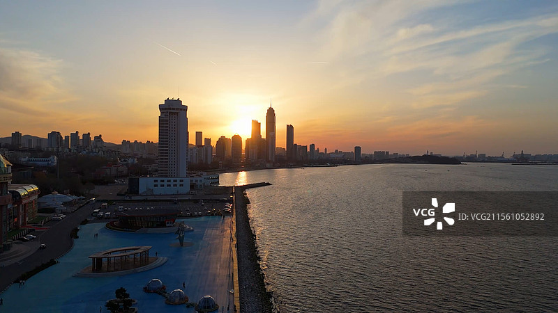 航拍山东烟台芝罘区滨海广场旅游大世界城市晚霞落日蓝调夜景CBD建筑科技繁华市中心海岸线风景全景图片素材