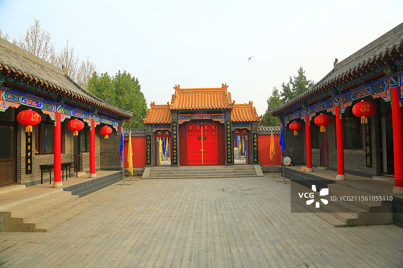 孔家庙宇势如虹。聚群宗。祭清明。鼓乐齐鸣、香火漫云庭。仁义礼智信为中，承祖训，启新程。图片素材