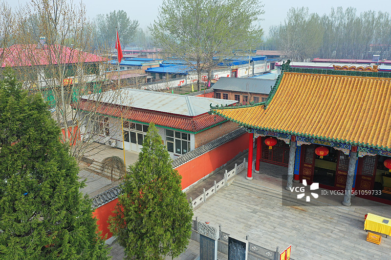 孔家庙宇势如虹。聚群宗。祭清明。鼓乐齐鸣、香火漫云庭。仁义礼智信为中，承祖训，启新程。图片素材