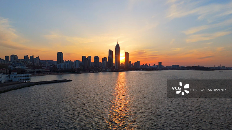 航拍山东烟台芝罘区滨海广场旅游大世界城市晚霞落日蓝调夜景CBD建筑科技繁华市中心海岸线风景全景图片素材