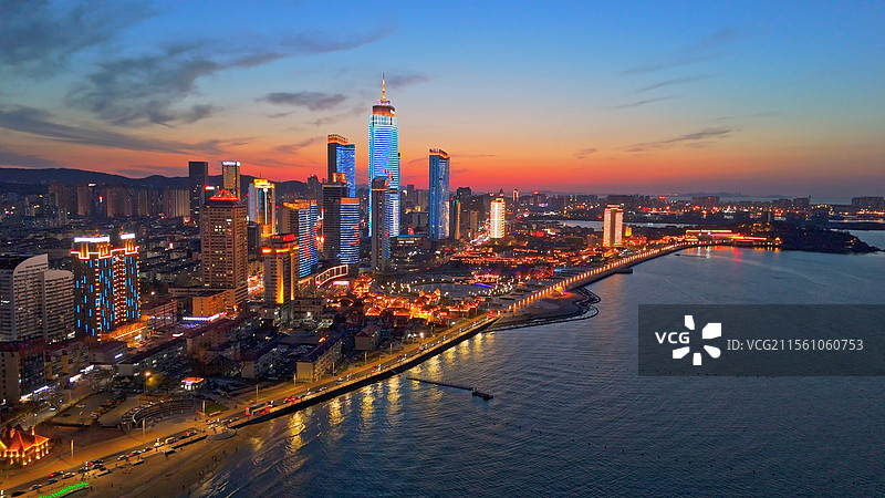 航拍山东烟台芝罘区滨海广场旅游大世界城市晚霞落日蓝调夜景CBD建筑科技繁华市中心海岸线风景全景图片素材