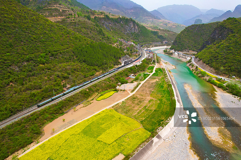 6063公益慢火车穿行宝成铁路图片素材