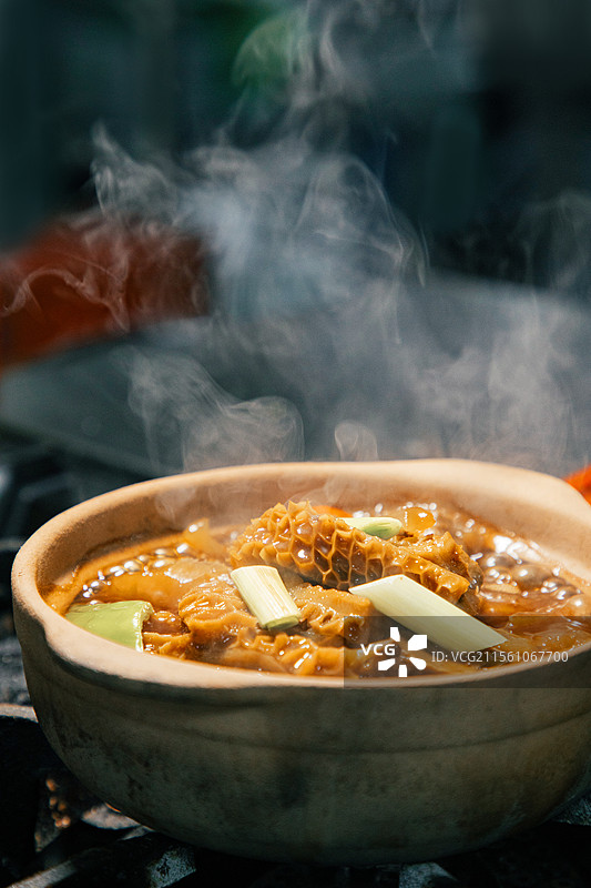 萝卜牛杂煲炖牛杂牛杂煲牛筋牛肺牛板牛小肠砂锅牛杂萝卜炖牛杂粤菜香港美食牛百叶图片素材