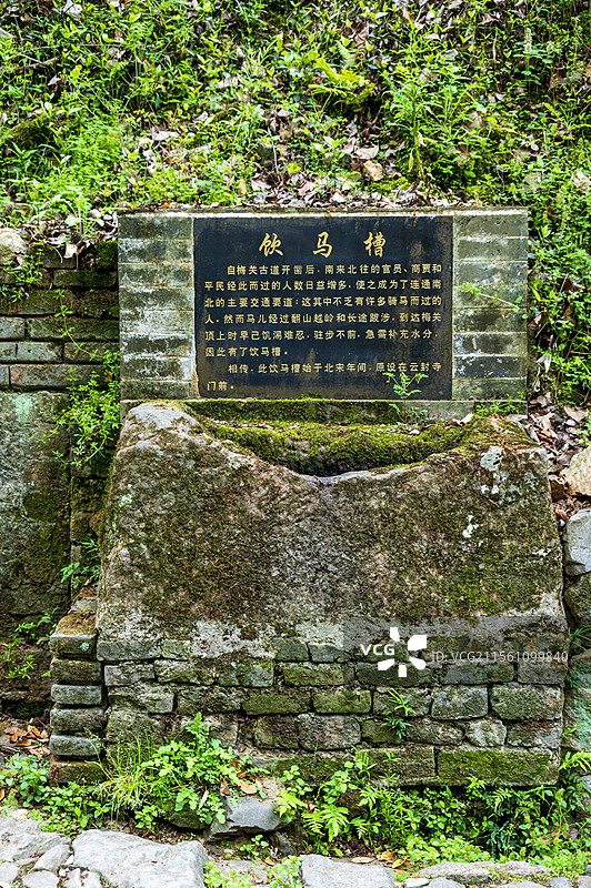 江西大余梅关古道上的古老饮马槽图片素材