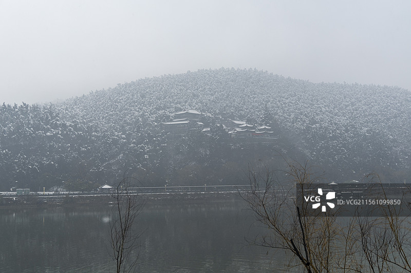 风雪中的河南洛阳龙门石窟：从西山石窟遥看东山石窟图片素材