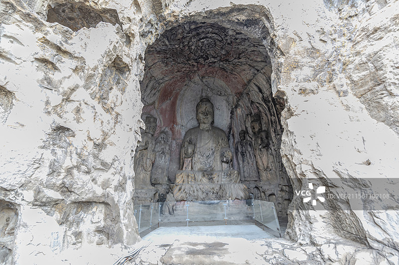 风雪中的河南洛阳龙门石窟（西山石窟）：宾阳南洞【北魏宣武帝为文昭皇太后发愿开凿，主尊佛像高8.60米图片素材