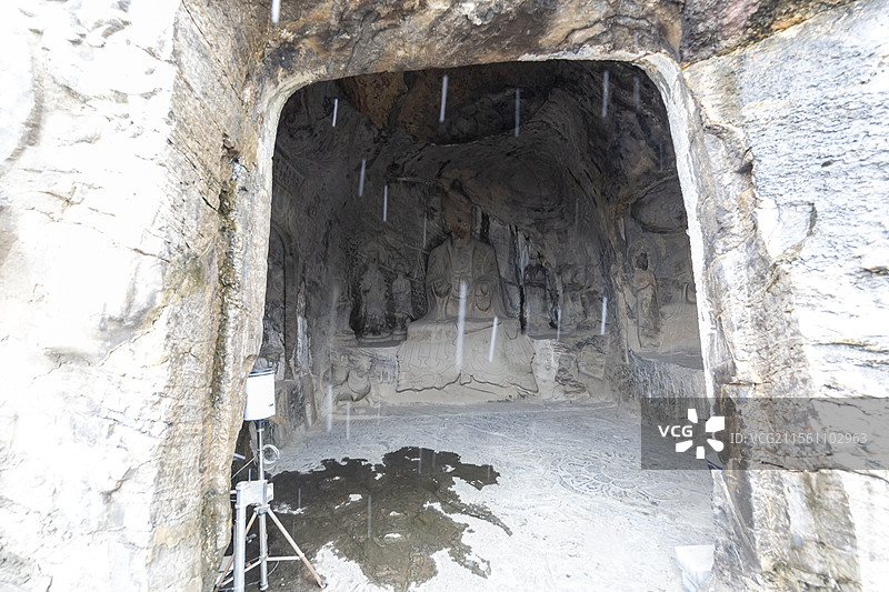 风雪中的河南洛阳龙门石窟（西山石窟）：皇甫公窟图片素材