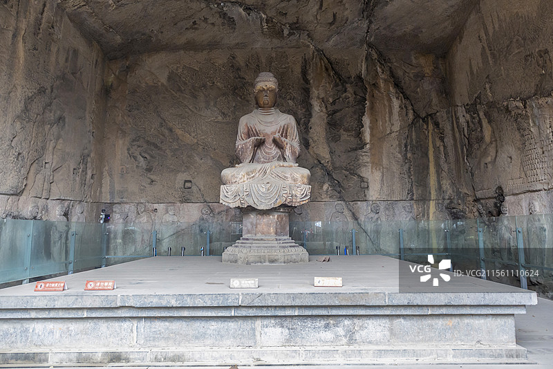 风雪中的河南洛阳龙门石窟（东山石窟）：看经寺图片素材