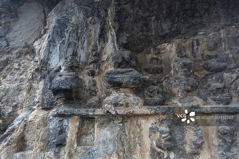 风雪中的河南洛阳龙门石窟（东山石窟）：西方净土变龛（唐）（第2139号窟）图片素材