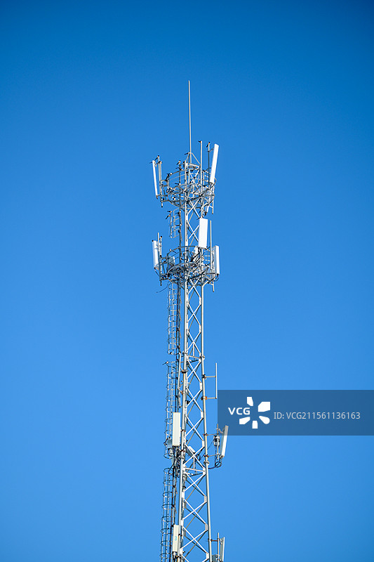 高原上蓝天下的无线电通讯塔图片素材