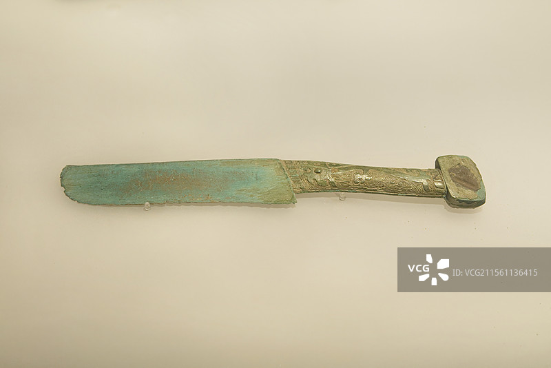 商朝方形环手龙纹铜刀图片素材