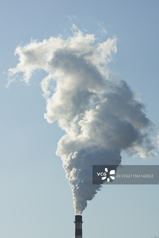 冬季城市供暖烟囱排放烟尘，城市户外风光，地球环境保护，天空空气质量大气污染图片素材