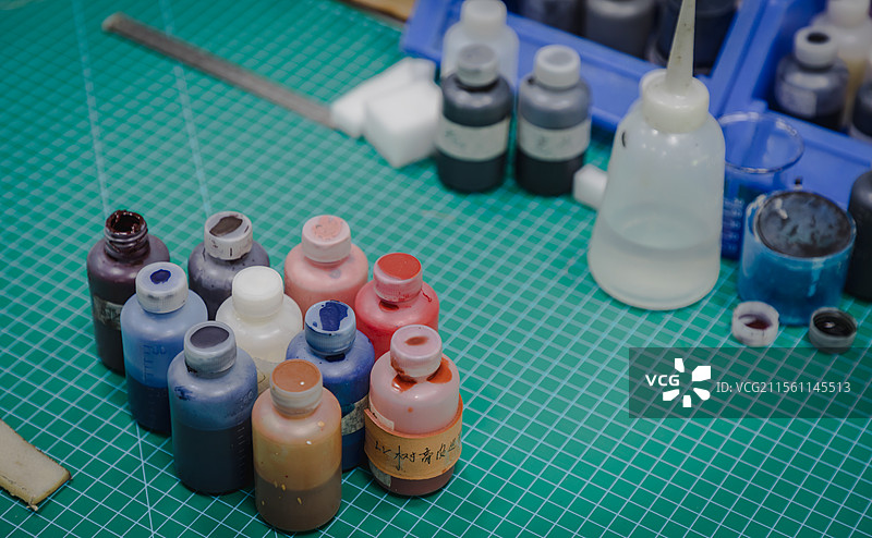 奢侈品箱包皮具皮鞋维修维护，穿针走线、上色修补，缝纫机图片素材