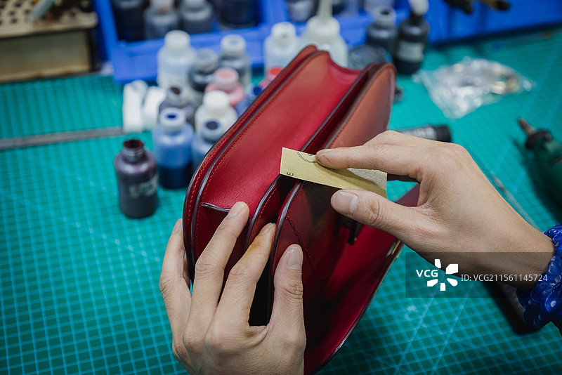 奢侈品箱包皮具皮鞋维修维护，穿针走线、上色修补，缝纫机图片素材