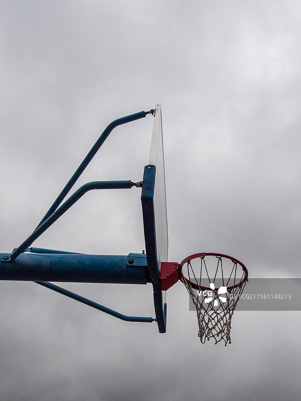 雨后的篮球场图片素材