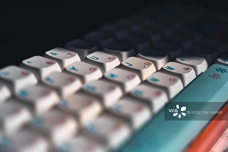 阳光机械键盘特写图片素材