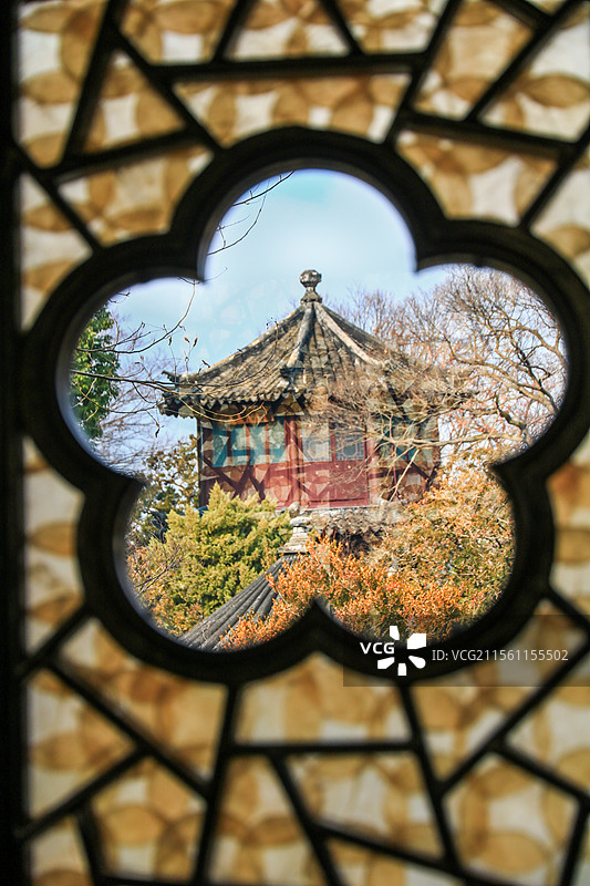 苏州园林拙政园宜两亭内部窗花美景图片素材