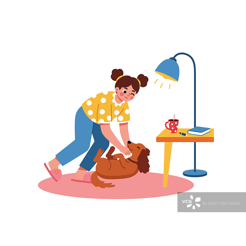 女孩在桌灯旁的地板上抚摸狗狗图片素材