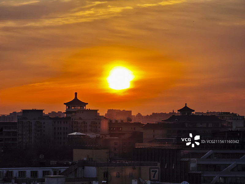 晴朗的清晨，北京西单，日出时分朝霞下的城市天际线。图片素材