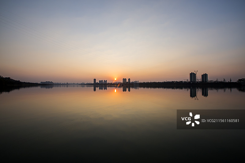 冬天安静的河面和桥图片素材