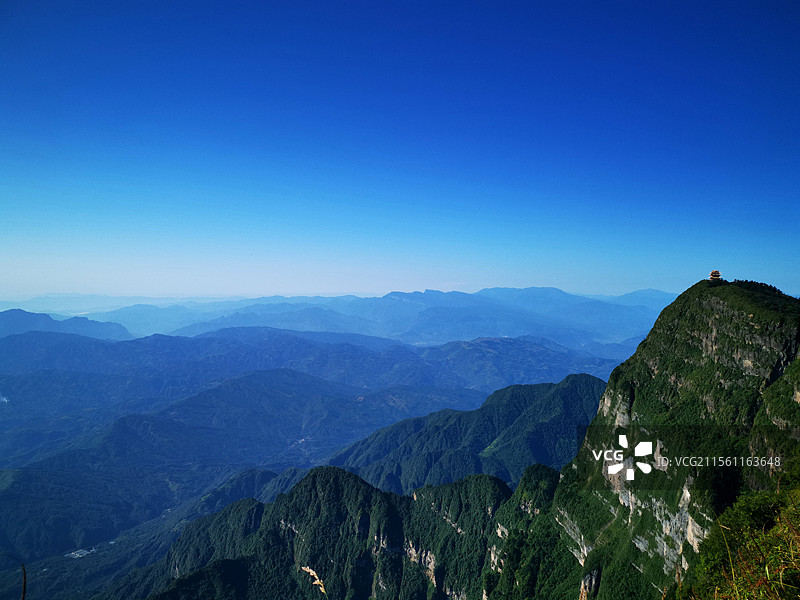 在峨眉山金顶远眺万佛顶与群山图片素材
