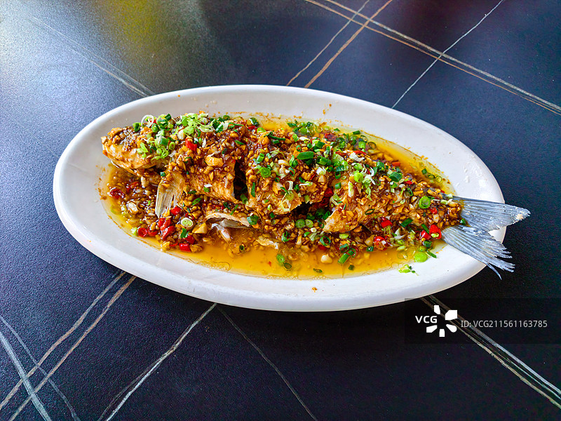 鲜香四溢的红烧全鱼图片素材