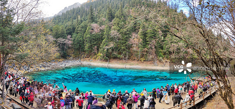 九寨沟五彩池的秋天人潮如织-全景画面图片素材
