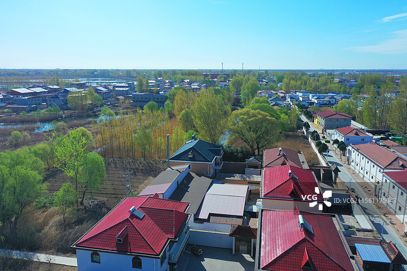 碧水彩云映雄安，鸟歌人语往来船千重苇荡藏众鸟，处处雁鹭醉柳烟舟载新城如画卷，波摇旧梦枕荷眠图片素材