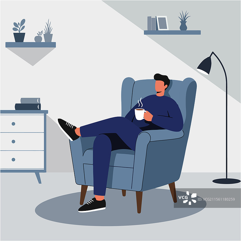 男人坐在扶手椅上放松，手中拿着咖啡图片素材
