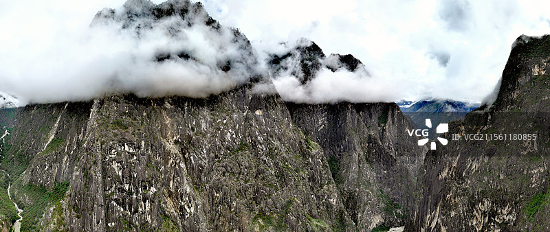 雾锁雄峰图片素材