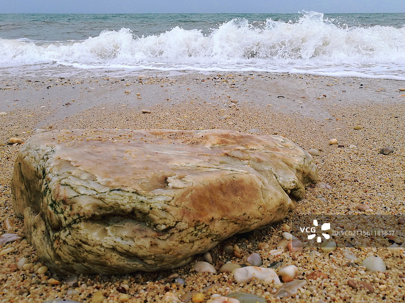 夏天，海边海滩海浪海水，岩石礁石。自然风光背景图图片素材