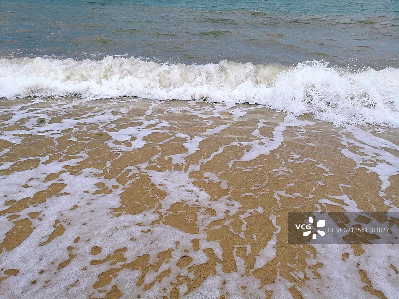 夏天海边风光。海滩海浪海水，浪花沙滩。自然风光背景图图片素材