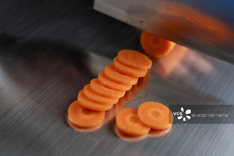 不锈钢菜板上切胡萝卜特写镜头图片素材