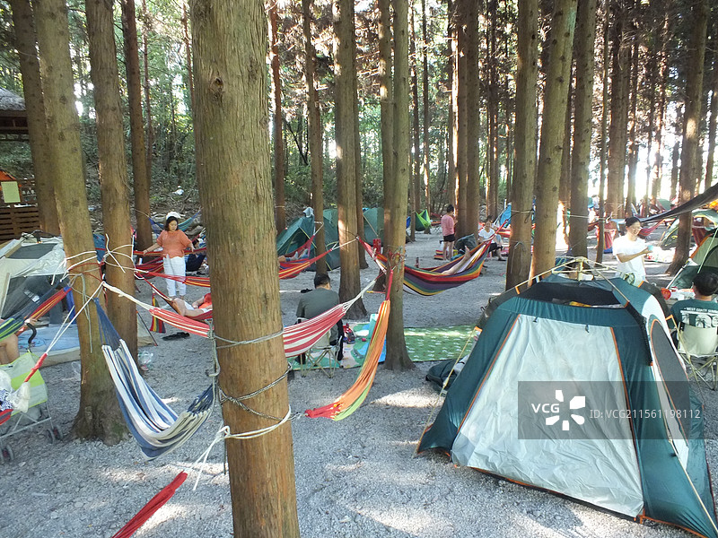 2025年4月被评选为世界地质公园的重庆市云阳地质公园龙缸景区玻璃廊桥土家女儿会篝火晚会摆手舞露营溶图片素材