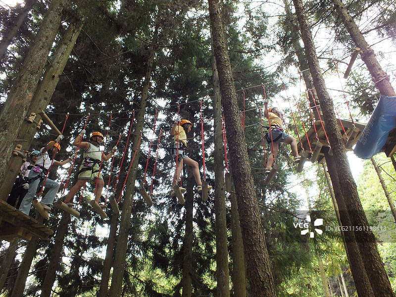 2025年4月被评选为世界地质公园的重庆市云阳地质公园龙缸景区玻璃廊桥土家女儿会篝火晚会摆手舞露营溶图片素材