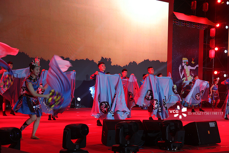 2025年4月被评选为世界地质公园的重庆市云阳地质公园龙缸景区玻璃廊桥土家女儿会篝火晚会摆手舞露营溶图片素材