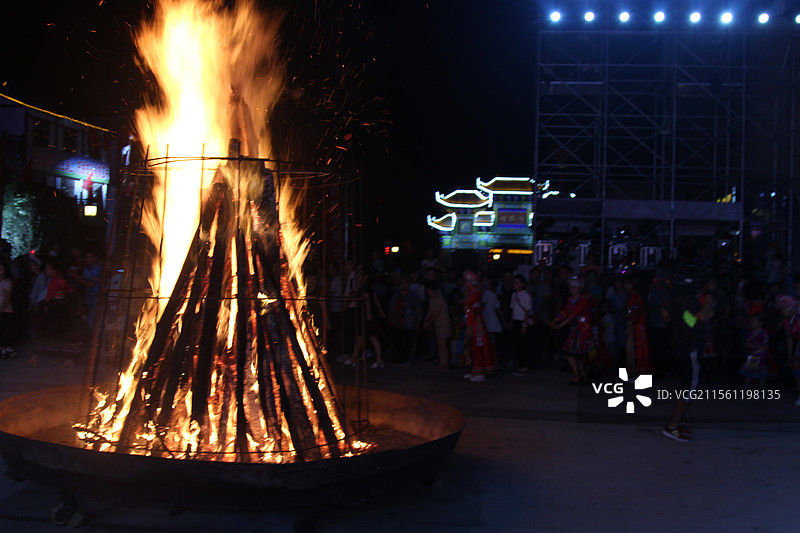 2025年4月被评选为世界地质公园的重庆市云阳地质公园龙缸景区玻璃廊桥土家女儿会篝火晚会摆手舞露营溶图片素材