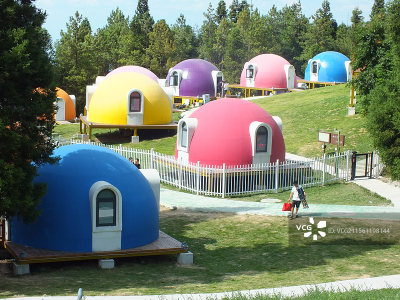 2025年4月被评选为世界地质公园的重庆市云阳地质公园龙缸景区玻璃廊桥土家女儿会篝火晚会摆手舞露营溶图片素材