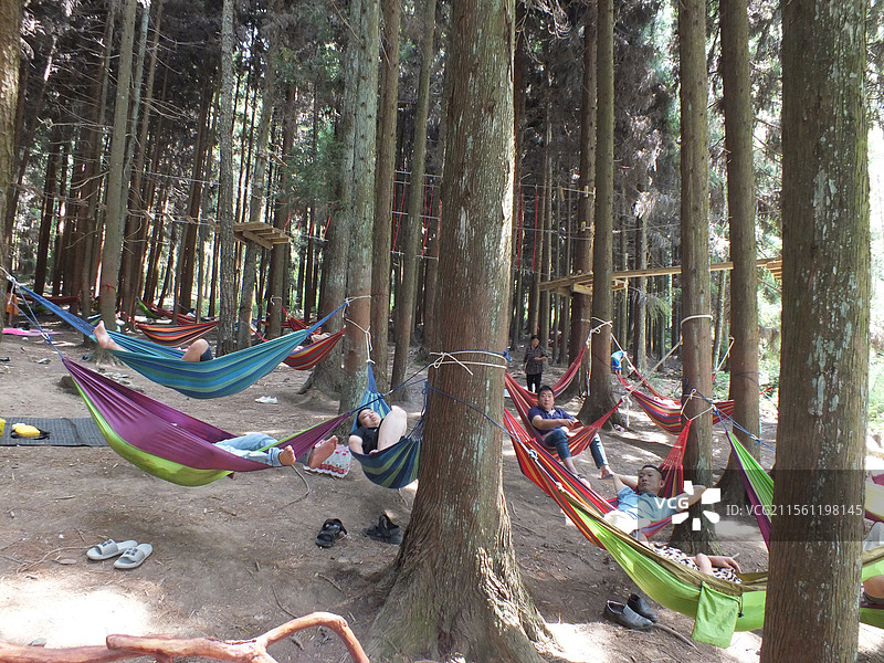 2025年4月被评选为世界地质公园的重庆市云阳地质公园龙缸景区玻璃廊桥土家女儿会篝火晚会摆手舞露营溶图片素材