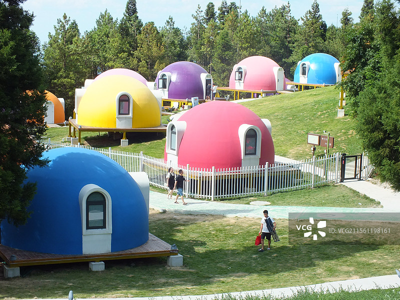 2025年4月被评选为世界地质公园的重庆市云阳地质公园龙缸景区玻璃廊桥土家女儿会篝火晚会摆手舞露营溶图片素材