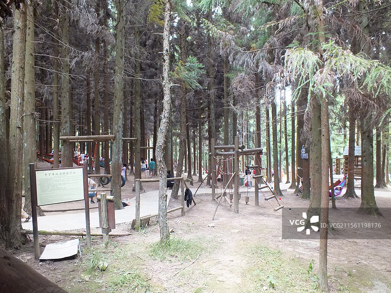 2025年4月被评选为世界地质公园的重庆市云阳地质公园龙缸景区玻璃廊桥土家女儿会篝火晚会摆手舞露营溶图片素材