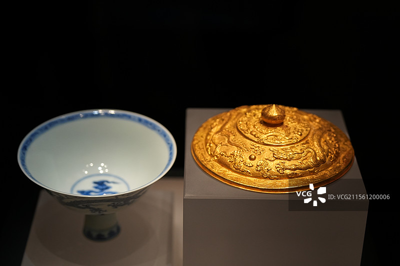 明代 青花龙纹瓷锺 金锺盖 梁庄王珍藏 湖北省博物馆图片素材