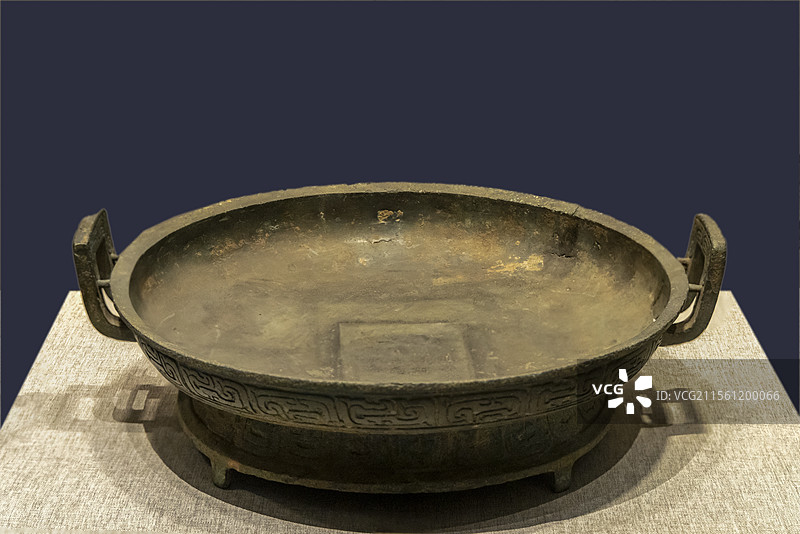 河南博物院“逐鹿中原—东周时期”展：“昶仲”铜盘（水器）（春秋，1990年桐柏县月河镇左庄村出土）图片素材