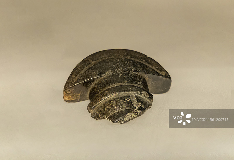 河南博物院“走向邦国—新石器时期”展：刻符石柄形器（新石器时代裴李岗文化，舞阳县贾湖出土）图片素材
