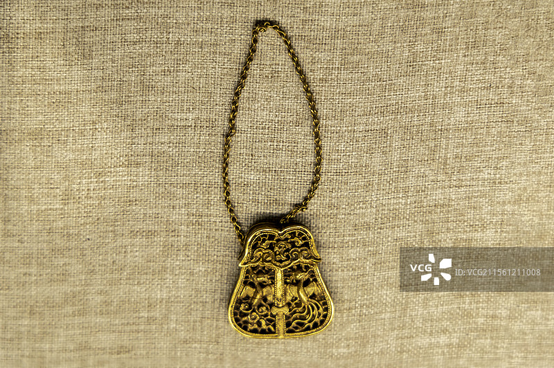 河南博物院“明清河南”展：双凤纹金链牌（明，上蔡县顺阳王墓出土）图片素材