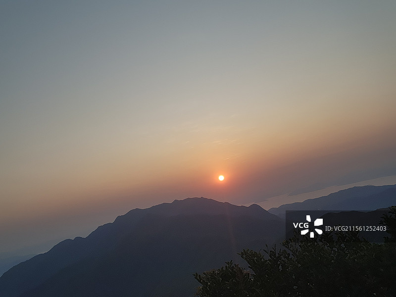 大湾区山顶上的日落图片素材