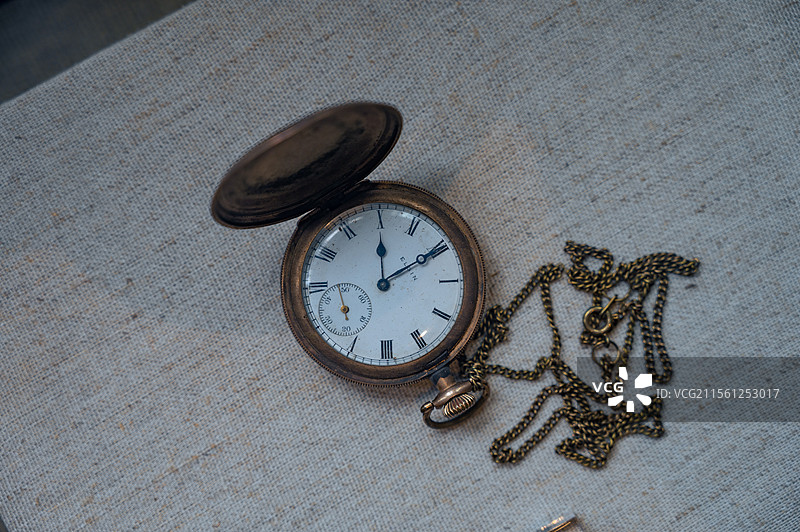 老旧怀表泛黄记忆图片素材