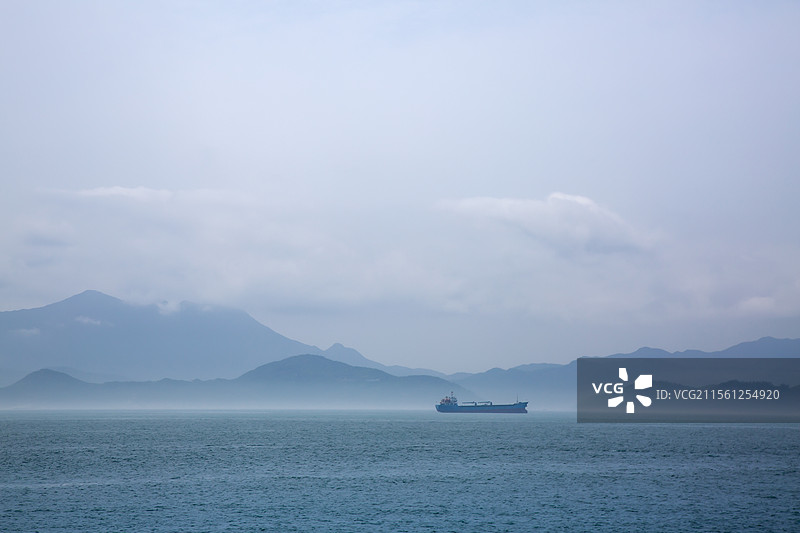 海雾中的山与船图片素材